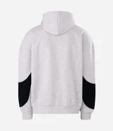 Buzo con capucha y cierre frontal, confeccionado en tejido fleece de algodón y poliéster. Presenta un diseño bicolor con cuerpo en gris melange y paneles laterales en las mangas de color negro, bolsillos frontales, y puños y ruedo en rib.