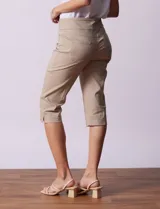 Bermuda color beige en gabardina elastizada, marca Ruby Rd. Con pretina ancha elastizada, bolsillos delanteros simulados y bolsillos traseros aplicados.