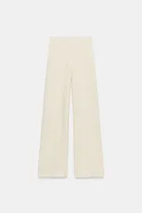 Pantalón rústico de tiro medio y pierna ancha, confeccionado en tejido de punto con mezcla de algodón, con cintura elástica.