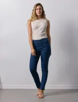 Jegging de denim azul oscuro con cintura elástica, bolsillos delanteros simulados y bolsillos traseros funcionales.