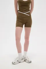 Short tipo biker de poliamida color verde oliva, con diseño de cintura alta cruzada con detalle de vivo blanco.