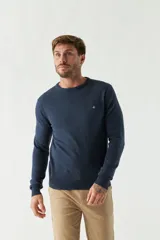 Sweater de punto para hombre con escote redondo, mangas largas y logo bordado en el pecho. Presenta un diseño clásico de calce regular.