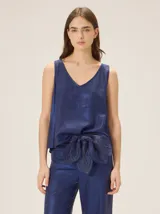 Faja regulable color marrón con detalles bordados en tono rojizo y terminaciones en forma de pétalos, diseñada para atar en la cintura.