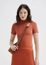 Camiseta verde claro de tela acanalada, con cuello alto y mangas cortas.