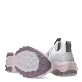 Championes de trail running New Balance modelo Tektrel, con diseño moderno en tonos blanco, lila y rosa. Presentan exterior de malla transpirable con refuerzos sintéticos, sistema de cordones con tirador central y suela dentada AT Tread para mayor tracción.
