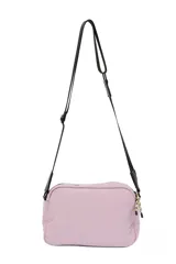 Bandolera color lila de poliéster con correa ajustable, cierre principal y dos bolsillos delanteros.
