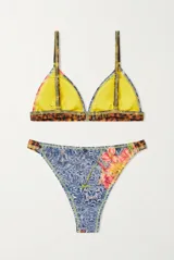 Conjunto de bikini azul con tirantes y detalles de banda estampada multicolor, y forro interior en tono verde lima.