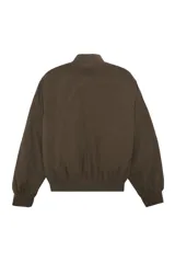Campera tipo bomber acolchada en color verde militar, con cuello redondo, cierre frontal de cremallera metálica y bolsillos laterales con cierre. Presenta puños y bajo elásticos para un ajuste cómodo.