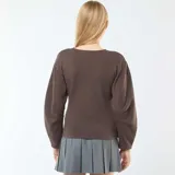 Buzo marrón de manga larga con cuello redondo y corte holgado.