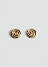 Aros dorados de diseño en espiral con apliques de cristal incrustados.