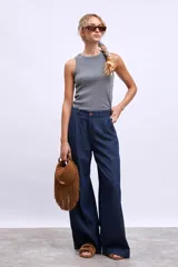 Remera sin mangas de tejido acanalado color gris, con cuello redondo.