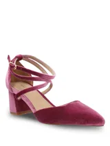 Zapatos de tacón medio cuadrado, confeccionados en terciopelo color fucsia. Presentan un diseño de punta fina con tiras cruzadas en el empeine y cierre ajustable con hebilla en el tobillo.