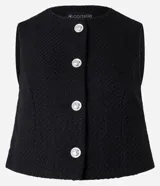 Chaleco blanco de tweed con cuello redondo, abotonado en el frente y corte entallado.