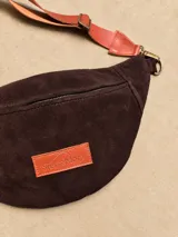 Riñonera de cuero vacuno color camel, con cierre principal y tirador de cuero, correa regulable y parche con logo grabado en el frente.
