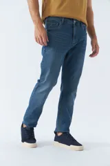 Pantalón jean de calce regular, color celeste con efecto lavado y roturas.