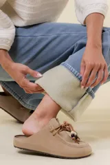 Jean wide leg de tiro alto con costura frontal decorativa, bolsillos delanteros con remaches y bolsillos traseros amplios. Presenta un interior afelpado para mayor abrigo.