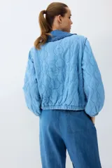 Pantalón de denim liviano, color azul, con cintura elástica y cordones ajustables en los tobillos.