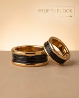 Anillo de acero con banda central ancha color negro y bordes con baño de oro.