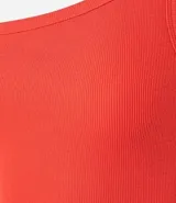Blusa color naranja, confeccionada en tejido rib de algodón, con escote de un solo hombro y doble asa.