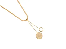 Collar de acero con baño de oro con cadena tipo serpiente plana y diseño tipo corbatero con pasador de esfera ajustable del cual cuelgan dos dijes: un aro liso y un disco circular con diseño de filigrana.