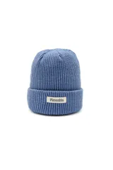 Gorro tipo beanie de tejido acanalado en color azul, con vuelta y etiqueta frontal con el logo de la marca.