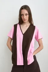 Remera de manga corta con escote en V, de diseño bicolor en marrón y rosado a rayas verticales.