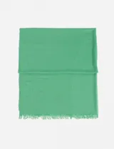 Pashmina color verde agua, de textura lisa, confeccionada en mezcla de algodón y rayón.