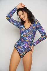 Body azul de lycra, totalmente forrado excepto las mangas, con escote en V y cavado intermedio.