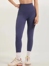 Calza deportiva de tiro alto con diseño sin costuras y textura acanalada, confeccionada en tejido elástico de alta compresión.