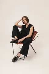 Pantalón de vestir de corte recto, confeccionado en lana, con diseño de rayas verticales finas y bolsillos laterales.