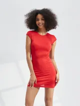 Vestido corto rojo ajustado al cuerpo, con mangas cortas y cuello redondo.