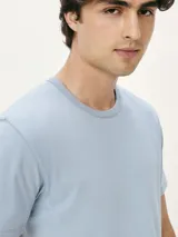 Camiseta celeste de corte slim, cuello redondo y manga corta.