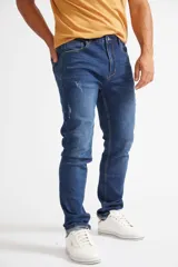 Jean de hombre color gris oscuro, corte recto, con roturas y logo bordado.