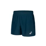 Short deportivo Asics color azul petróleo, con logo reflectivo en la pierna izquierda. Confeccionado en tejido ligero de poliéster reciclado, con slip interior, cordón ajustable en la cintura, bolsillo interior oculto, aberturas laterales y costuras planas.