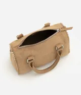 Cartera satchel de gamuza sintética color marrón, con diseño estructurado, doble asa de mano y tachas decorativas en los bordes. Cuenta con cierre superior y herrajes plateados.