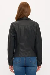 Campera de cuero sintético en color negro, con diseño tipo trucker, cuello clásico, cierre frontal con botones metálicos y bolsillos con solapa en el pecho.