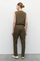 Pantalón sastrero recto color gris oscuro con costuras a lo largo de ambas piernas y cierre invisible en uno de sus laterales.