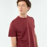 Camiseta de algodón color rojo oscuro, de manga corta y cuello redondo.