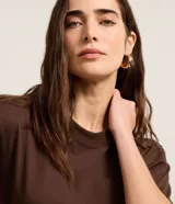 Remera básica de algodón color marrón, con cuello redondo y mangas cortas de corte clásico.