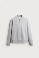 Sudadera regular fit de color marrón, con cuello alto y cierre frontal de cremallera corta, manga larga y puños y dobladillo en rib.