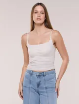 Top crop texturado color blanco, con escote recto y doble tirante fino.
