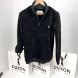 Buzo negro de chenille con cuello alto y medio cierre frontal. Interior de peluche.