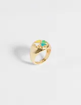 Anillo de cobre dorado con cuatro corazones esmaltados en amarillo, blanco, celeste y verde. Es ajustable.