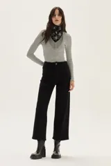 Jean de tiro alto y pierna ancha, color negro.