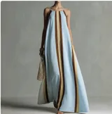 Vestido maxi de corte holgado, con diseño de rayas verticales anchas en tonos celeste, marrón y tostado, y tirantes finos.