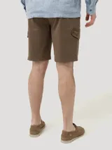 Short cargo de gabardina color marrón de la marca RKF, modelo Kunapro. Cuenta con múltiples bolsillos funcionales, incluyendo bolsillos laterales con solapa en las piernas, bolsillos delanteros y cierre frontal con botón.