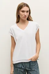 Remera verde oliva con cuello en V, mangas cortas y detalle de vainillas en las costuras de las mangas y el ruedo.