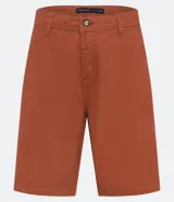 Bermuda de sarga color blanco, de corte recto y diseño básico con bolsillos laterales y traseros.