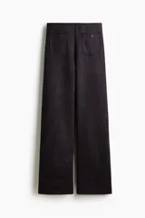Pantalón de punto pesado color negro, de corte recto y acabado cepillado suave, con elástico revestido en la cintura y bolsillos parche delanteros con botón.
