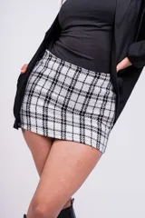 Minifalda de tiro alto con estampado de cuadros blancos y negros.